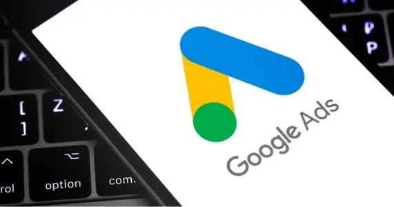 Imagen donde se visualiza la pantalla de un smartphone y el logotipo de Google Ads.